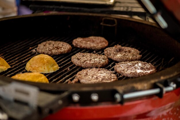 Le cotolette di hamburger sono grigliate. Picnic con hamburger. Griglia a carbone