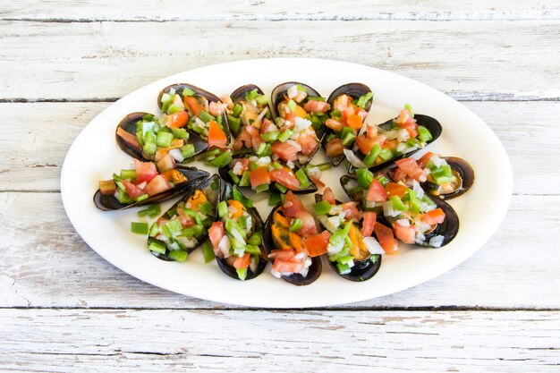 Le cozze di vinaigrette sono servite su un piatto