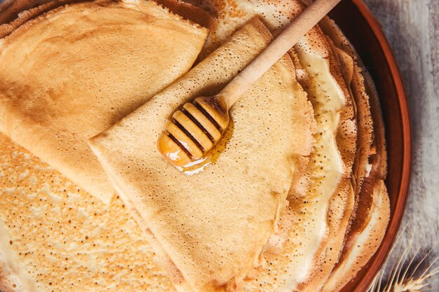 Le crepes sono fatte in casa. Pancakes. Messa a fuoco selettiva Cibo