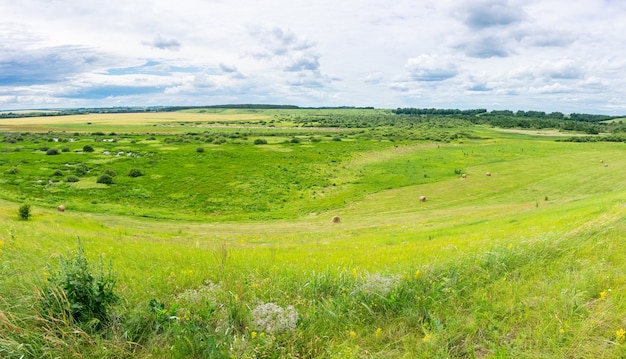 Le distese della Russia. Bellissimo paesaggio di colline e villaggio russo.