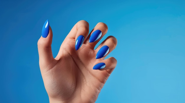 Le dita delicate mostrano intricati disegni di nail art blu un capolavoro astratto in