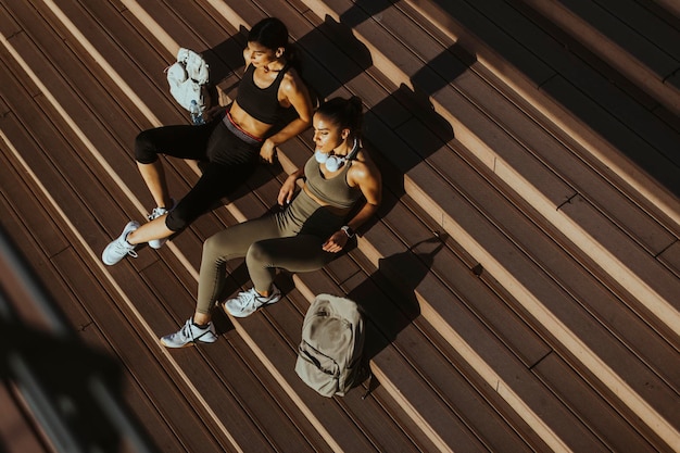 Le donne abbastanza giovani si prendono una pausa dopo aver corso nell'area urbana