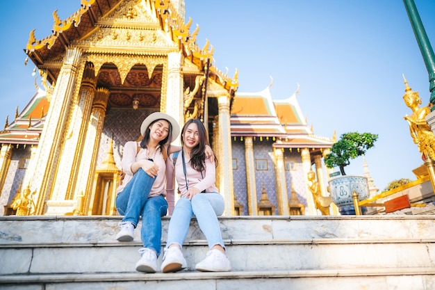 Le donne amano il tempio del viaggio in Thailandia