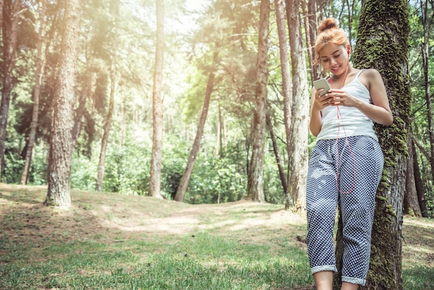 Le donne ascoltano la musica Rilassarsi nel parco naturale.