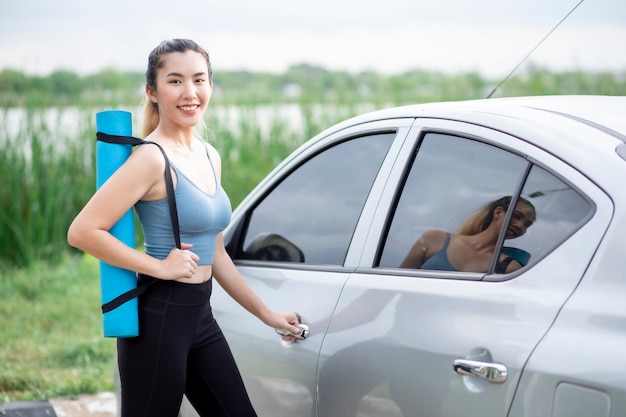 Le donne asiatiche ascoltano musica durante un allenamento al parco.