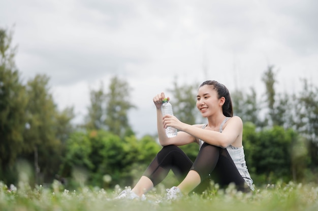 Le donne asiatiche bevono acqua dopo l'allenamento