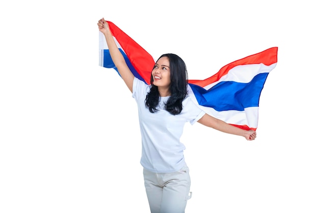 Le donne asiatiche celebrano il giorno dell'indipendenza della Thailandia il 05 dicembre tenendo la bandiera della Thailandia