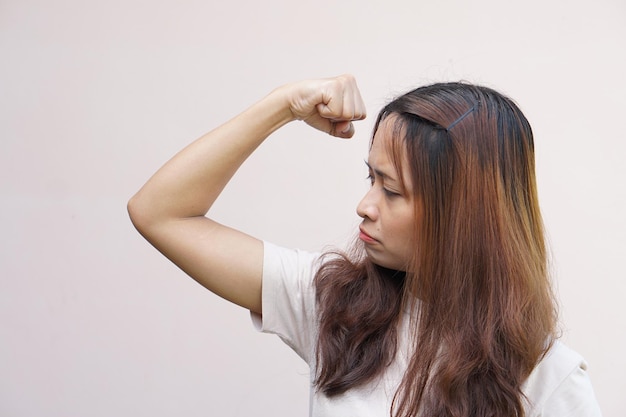 Le donne asiatiche flettono i muscoli e mostrano la loro forza