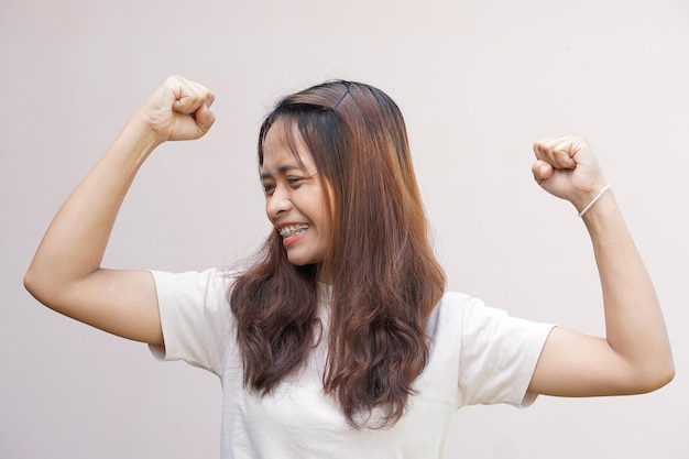 Le donne asiatiche flettono i muscoli e mostrano la loro forza