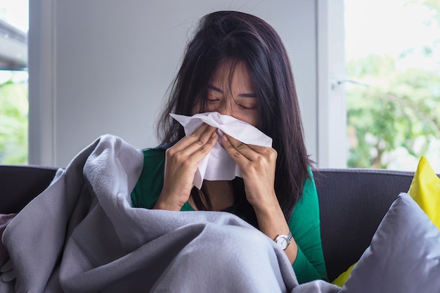 Le donne asiatiche hanno la febbre alta e il naso che cola. persone malate