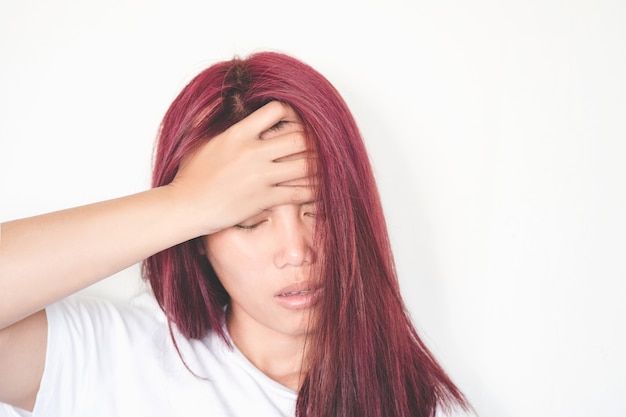 Le donne asiatiche hanno mal di testa dopo essersi alzate