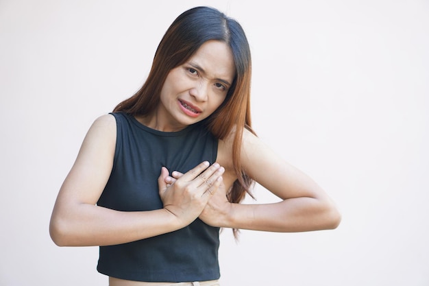 Le donne asiatiche hanno senso di oppressione al petto