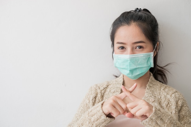 Le donne asiatiche indossano maschere per la salute per prevenire germi e polvere. Pensieri sull&#39;assistenza sanitaria