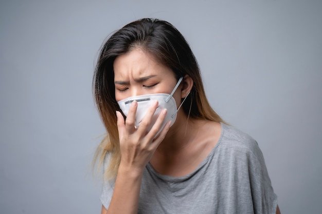 Le donne asiatiche indossano una maschera per la salute per prevenire il virus Covid19 e la polvere pm2.5