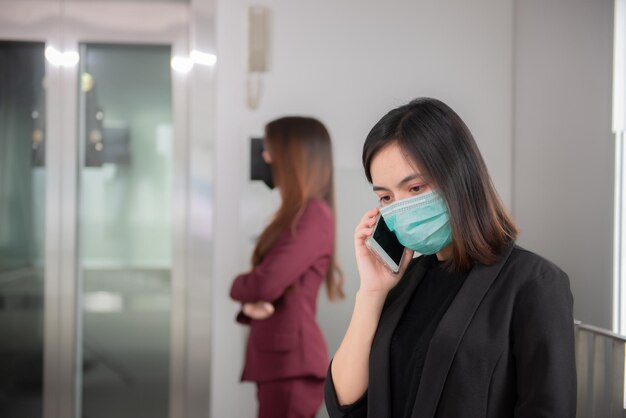 Le donne asiatiche indossano una maschera per proteggere il virus COVID19 Persone della Thailandia distanziamento sociale