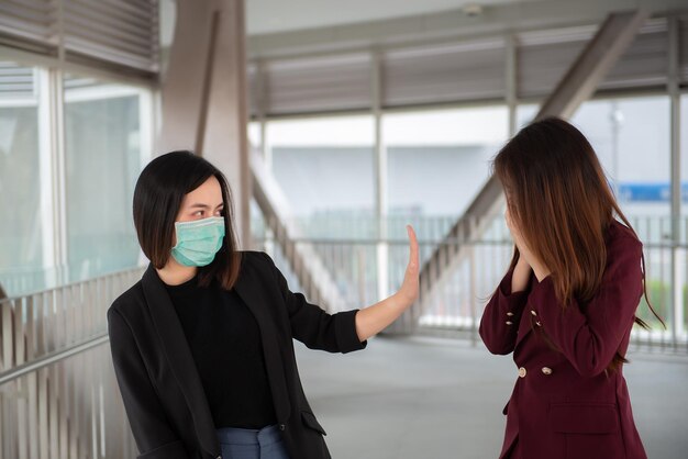 Le donne asiatiche indossano una maschera per proteggere il virus COVID19 Persone della Thailandia distanziamento sociale