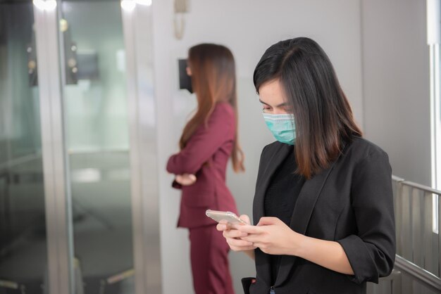 Le donne asiatiche indossano una maschera per proteggere il virus COVID19 Persone della Thailandia distanziamento sociale