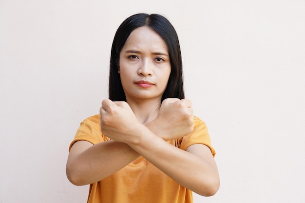 Le donne asiatiche segnano le mani nelle croci