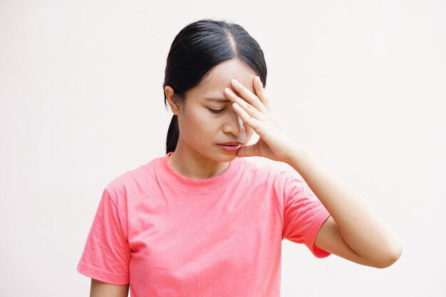 Le donne asiatiche soffrono di stress lavorativo Mettiti la mano sulla testa