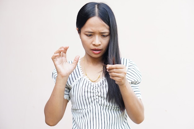 Le donne asiatiche sono scioccate quando vedi le doppie punte dei capelli