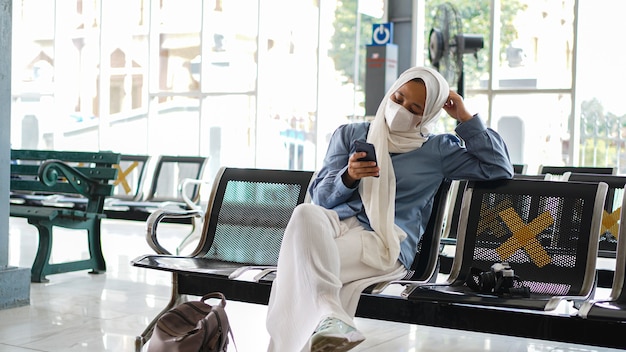 Le donne asiatiche sono stanche di aspettare alla stazione