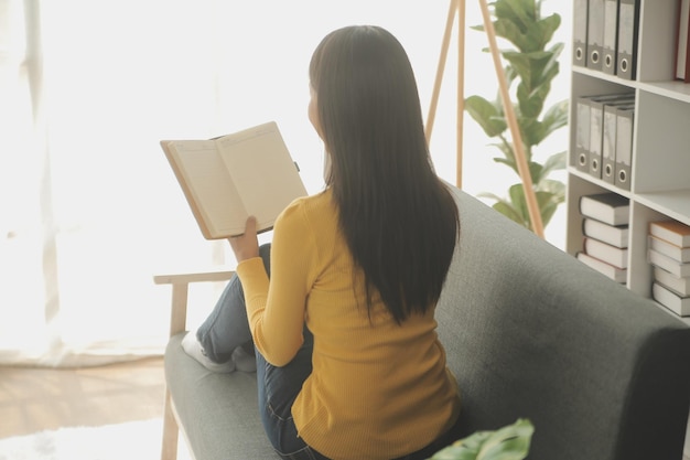 Le donne asiatiche sono stressate mentre lavorano sul laptop Donna d'affari asiatica stanca con mal di testa in ufficio che si sente male al lavoro spazio di copia