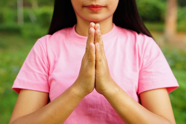 Le donne asiatiche usano le mani per pregare per le sacre benedizioni