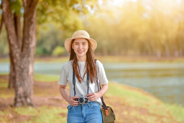 Le donne asiatiche viaggiano in natura con la macchina fotografica che prende la foto