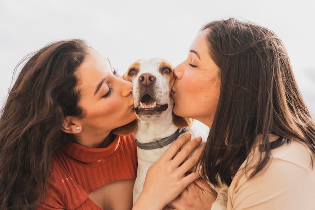 Le donne baciano cane