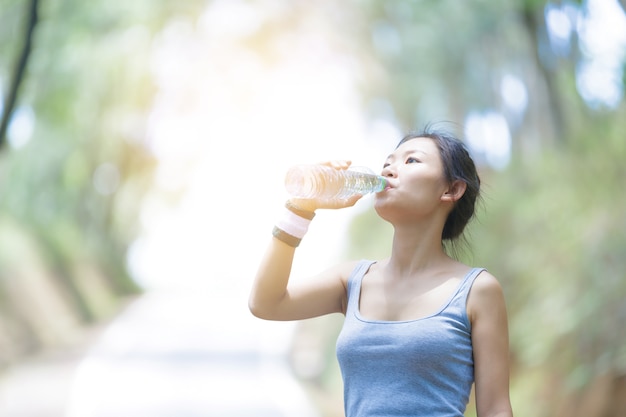 Le donne bevono acqua dopo l&#39;esercizio.