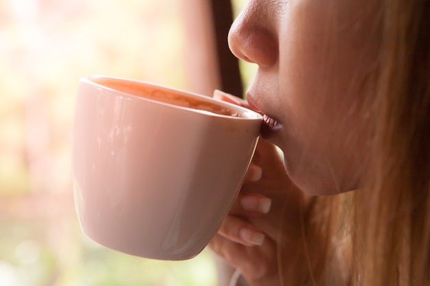 Le donne bevono caffè