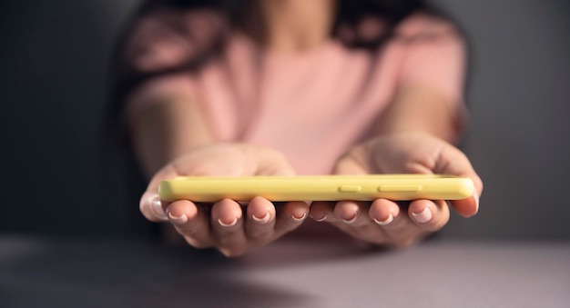 Le donne bevono un caffè e si siedono al telefono