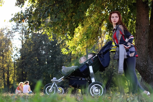 Le donne camminano passeggino estivo