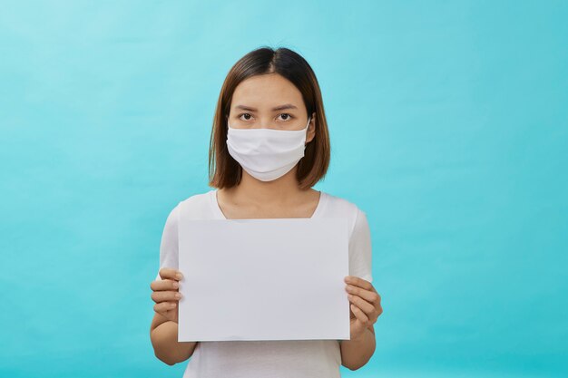 Le donne che indossano le maschere tengono un lenzuolo bianco