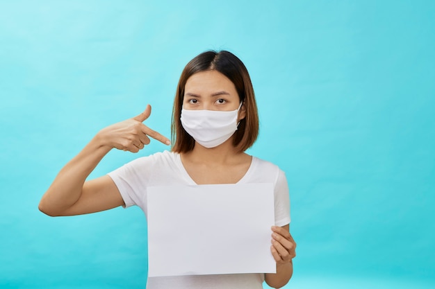 Le donne che indossano le maschere tengono un lenzuolo bianco