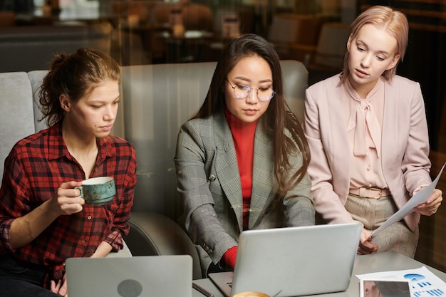 Le donne che lavorano con i corsi