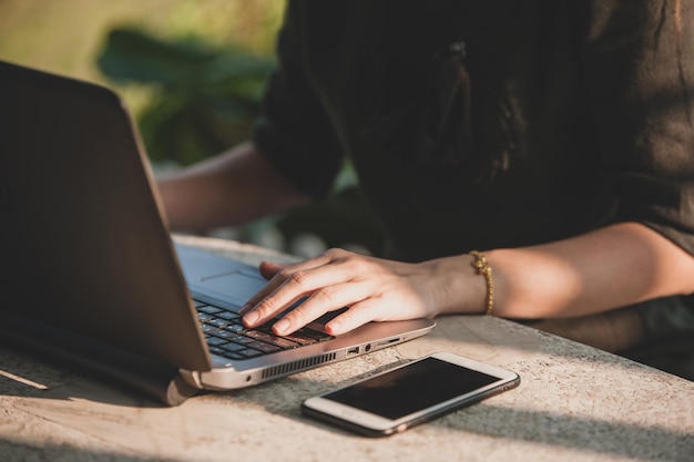 Le donne che utilizzano computer portatili lavorano come freelance