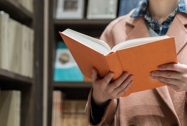 Le donne clienti leggono in biblioteca