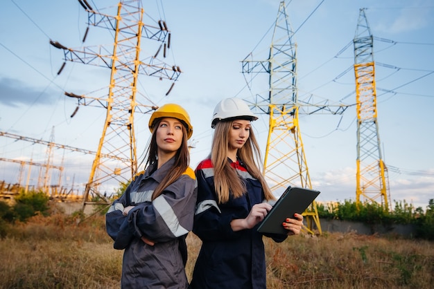 Le donne conducono un'ispezione delle apparecchiature e delle linee elettriche