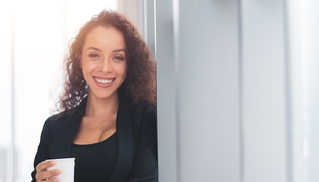 Le donne d'affari bevono il tempo della pausa caffè in ufficio