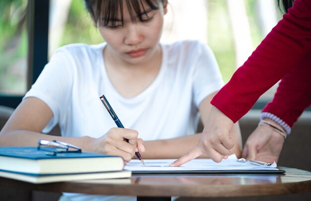 Le donne d'affari danno consigli ai nuovi dipendenti.