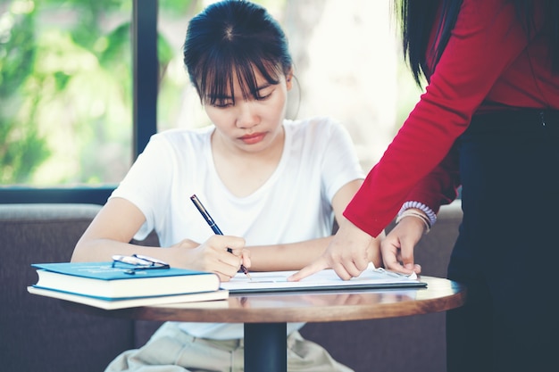 Le donne d'affari danno consigli ai nuovi dipendenti.