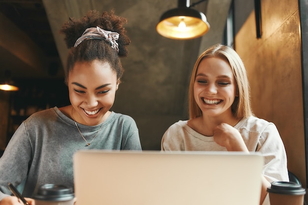 Le donne d'affari del tempo libero si incontrano in un caffè moderno