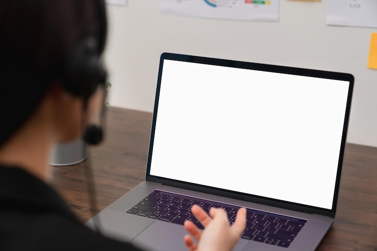 Le donne d'affari passano la mano usando il laptop e digitano sulla tastiera. Schermata di simulazione della pubblicità.
