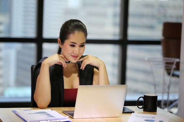 le donne d'affari si concentrano sul progetto davanti al computer