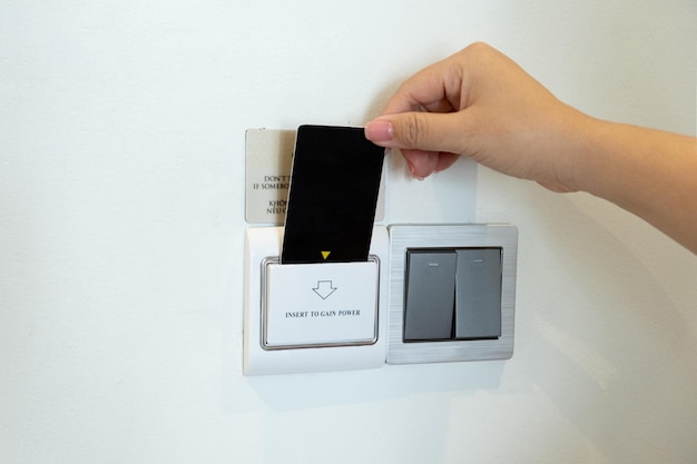 Le donne del primo piano inseriscono la chiave magnetica per aprire la luce elettronica nella camera d'albergo