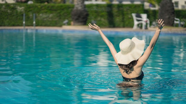 Le donne di Asain con bikini godono le vacanze estive