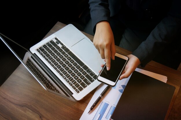 Le donne di contabilità aziendale lavorano con smart phone. Concetto di tecnologia finanziaria