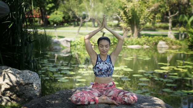 le donne fanno yoga nel parco