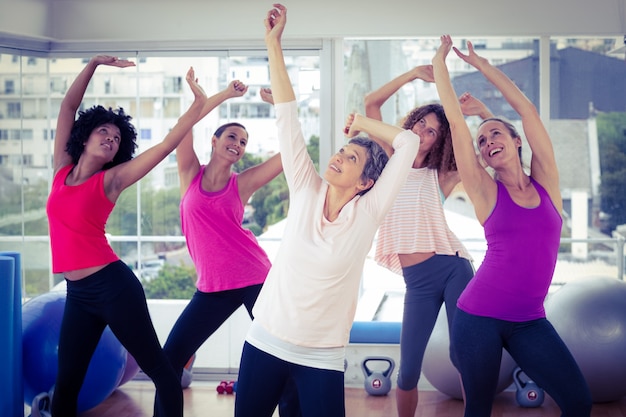 Le donne felici che si esercitano con le braccia si sono alzate mentre cercano